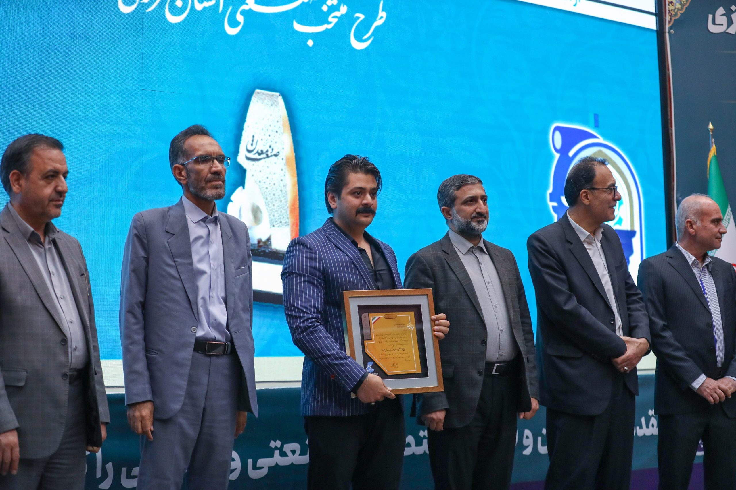 انتخاب دیرگداز به عنوان مدیر جوان